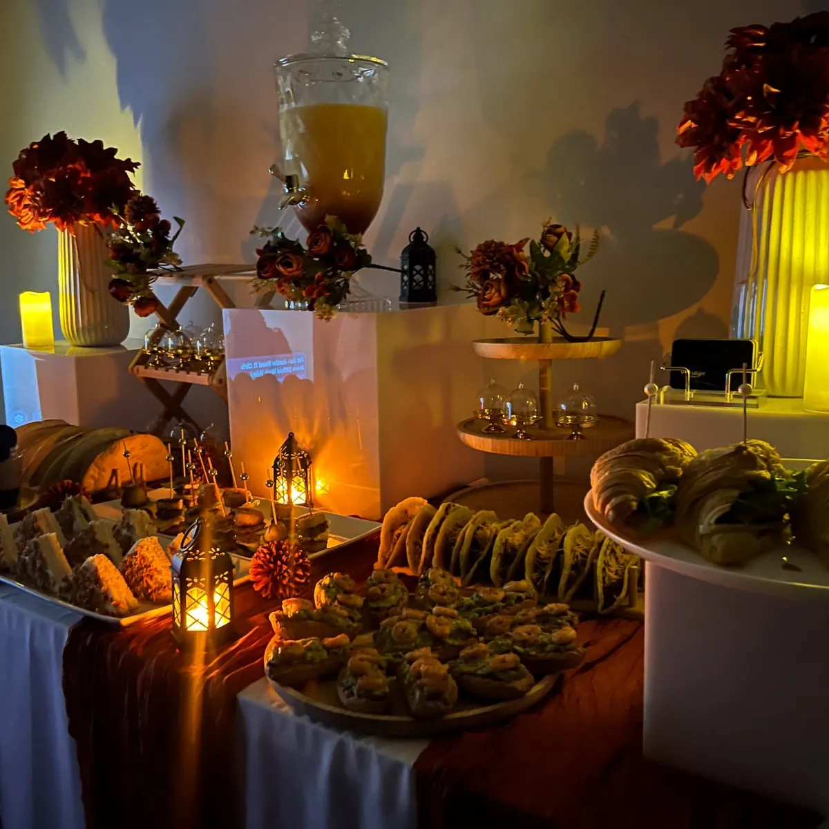 Buffet nocturne — ambiance dorée & lanternes — Prestige Unions traiteur Lyon