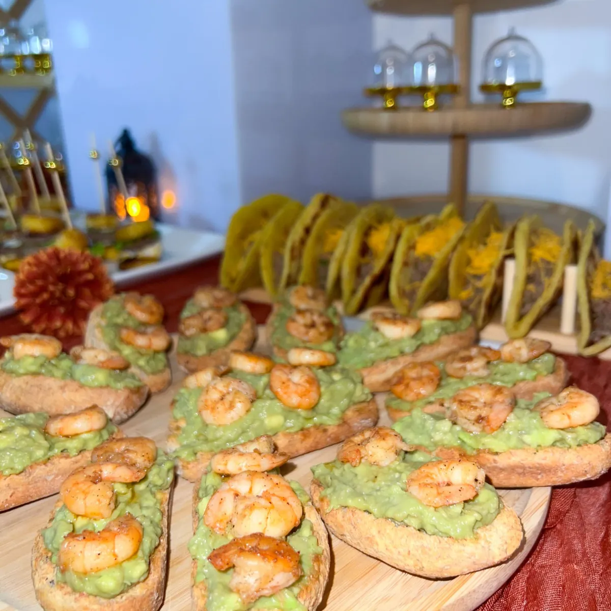 Crostinis crevettes & guacamole maison — Prestige Unions traiteur Lyon