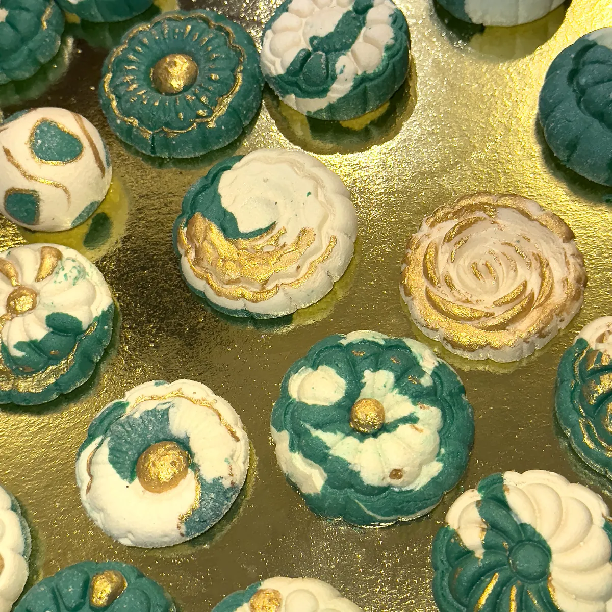 Petits fours maison vert & doré — Prestige Unions traiteur Lyon